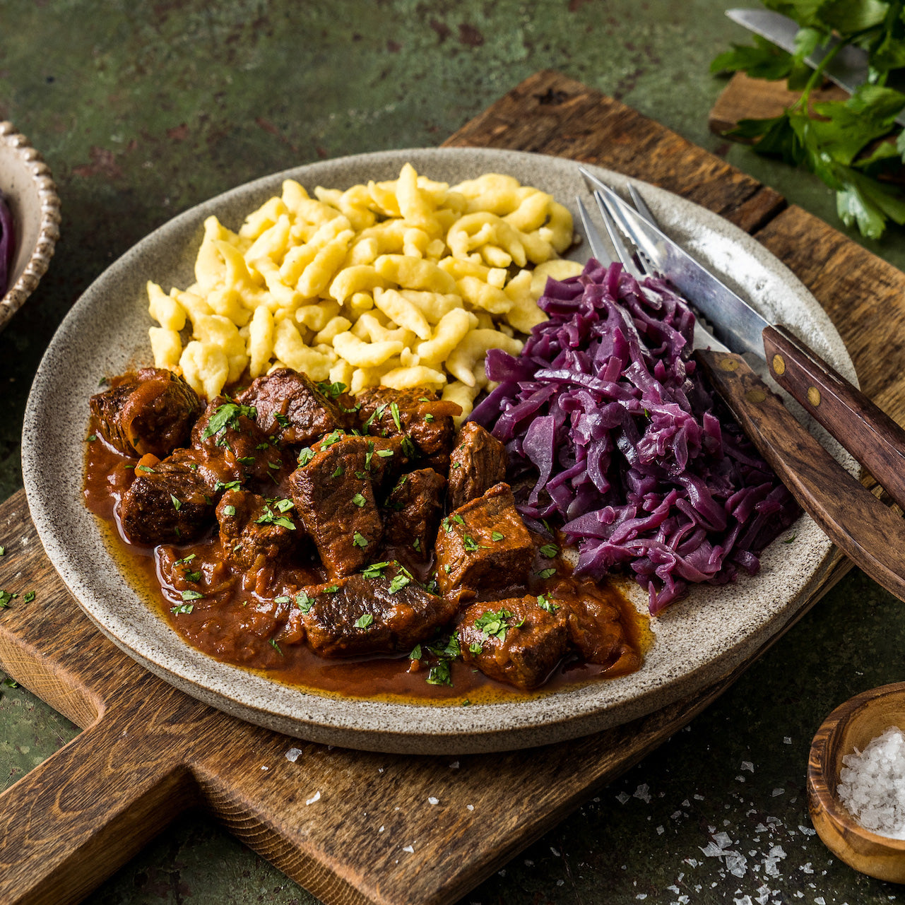 Hirschgeschnetzeltes, Wildpreiselbeersauce, Rotkraut und Spätzle