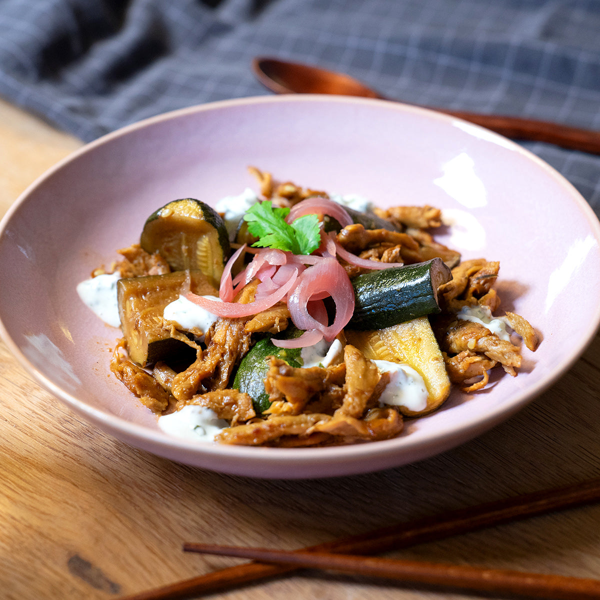 Geröstete Miso- Zucchetti mit planted.chicken