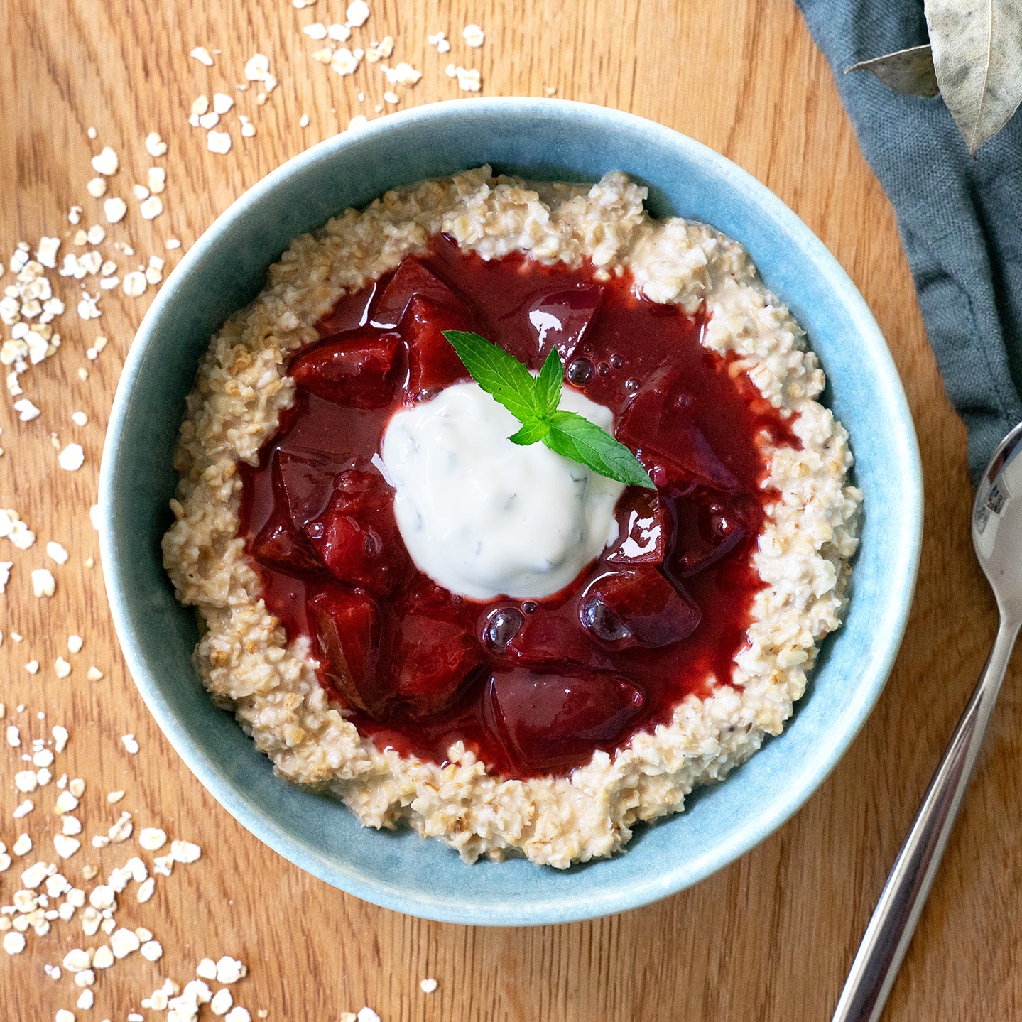 Overnight oats with plum compote