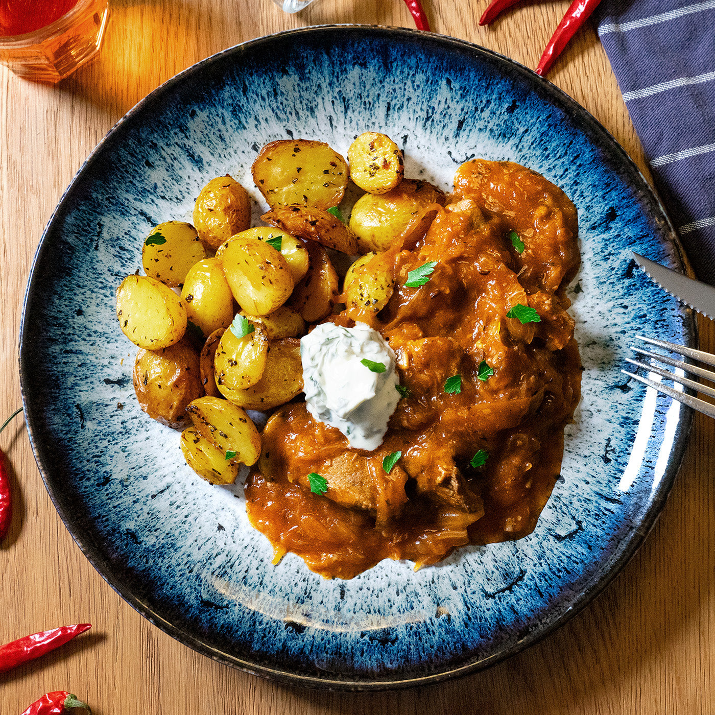 Szegediner Gulasch mit Bratkartoffeln
