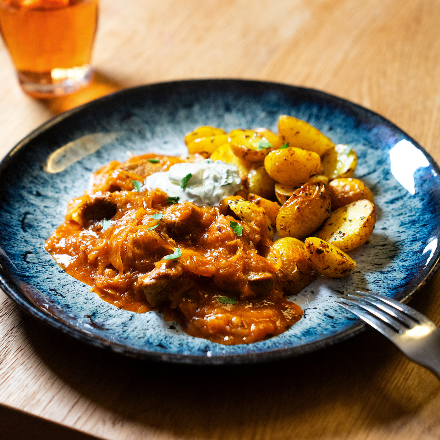 Szegediner Gulasch mit Bratkartoffeln