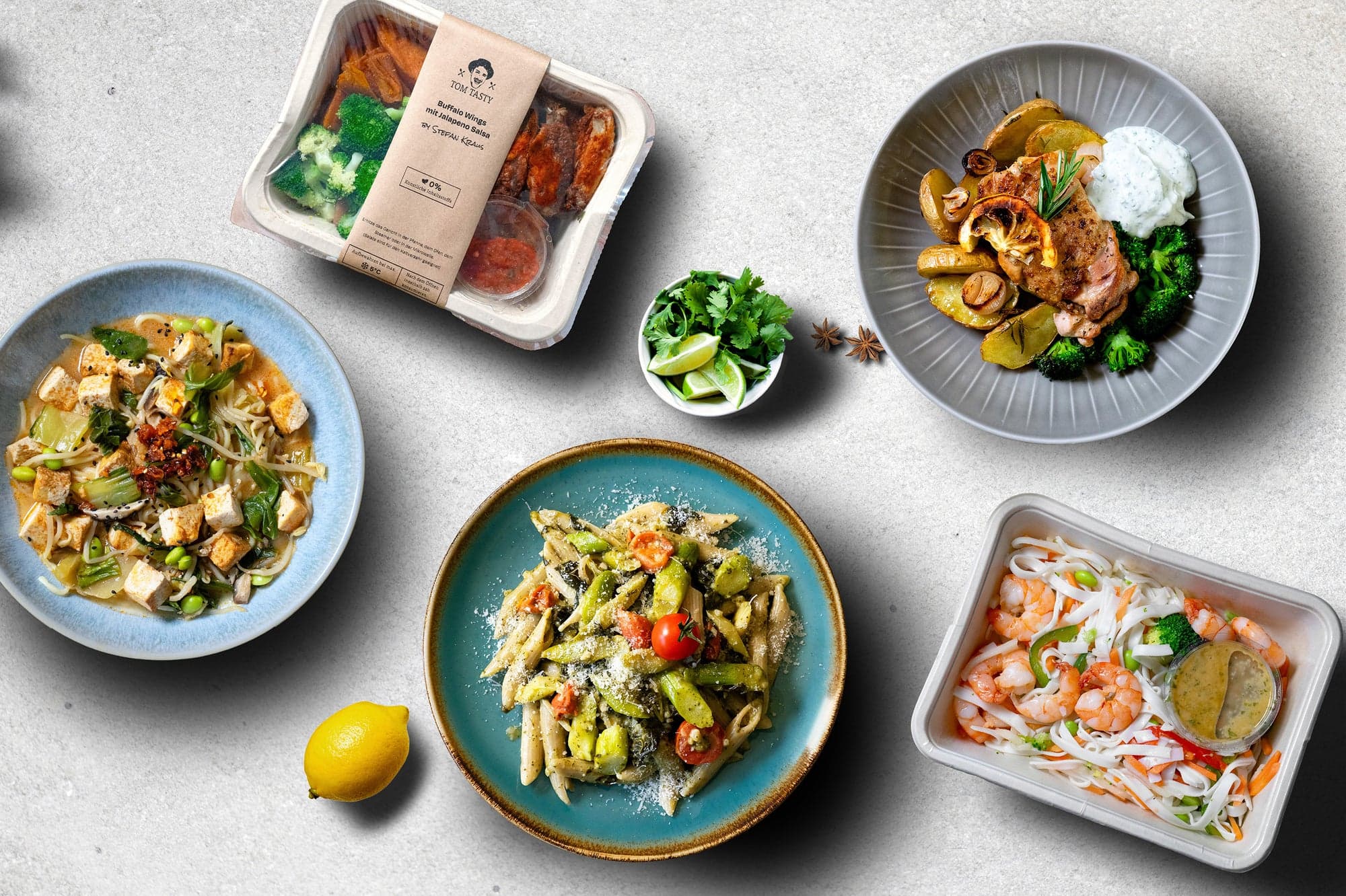 Frisch gekochte Tom-Tasty-Gerichte von oben: Penne mit Pesto, Tofu-Nudelsuppe, Poulet mit Kartoffeln und Crevetten-Reisnudeln