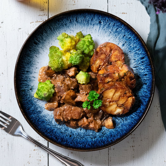 Wildschwein Pfeffer, Laugenknödel, Romanesco, Speck, Champignon