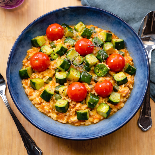 Tomatenrisotto mit Zucchini und Basilikum