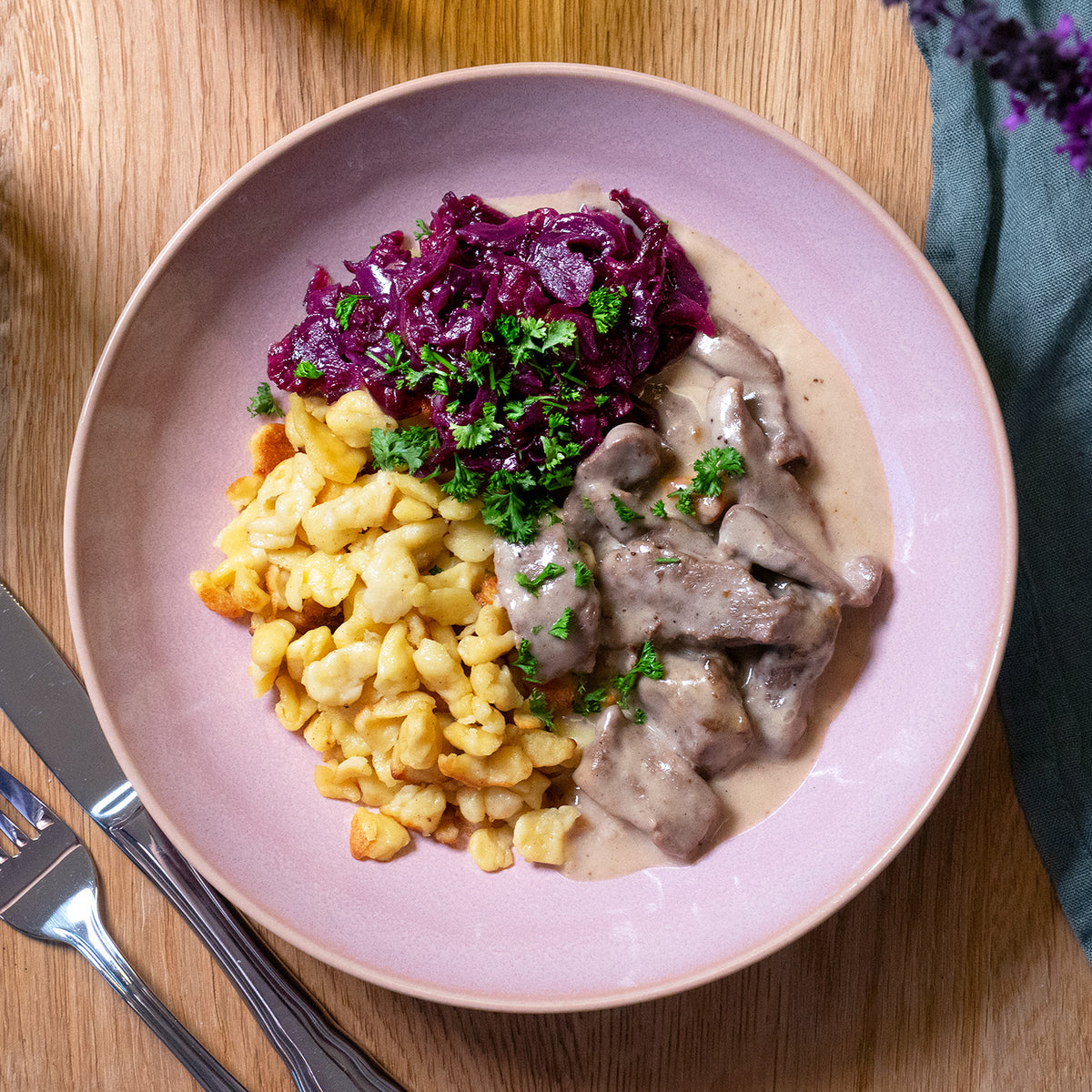 Émincé de cerf, sauce aux airelles sauvages, chou rouge et spätzle