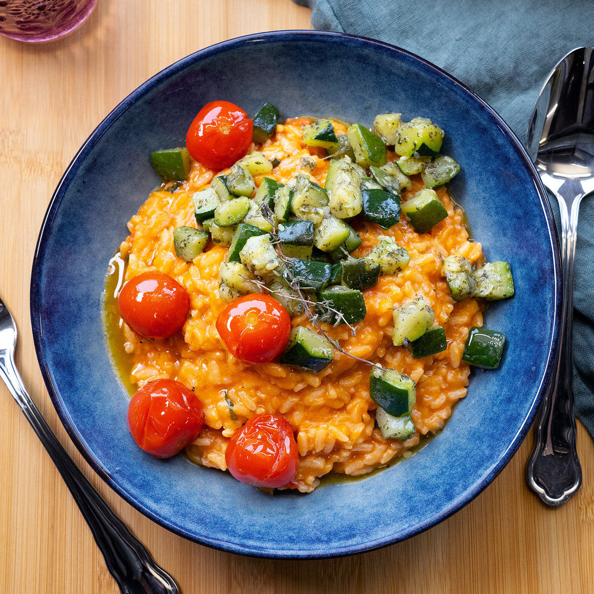 Tomatenrisotto mit Zucchini und Basilikum
