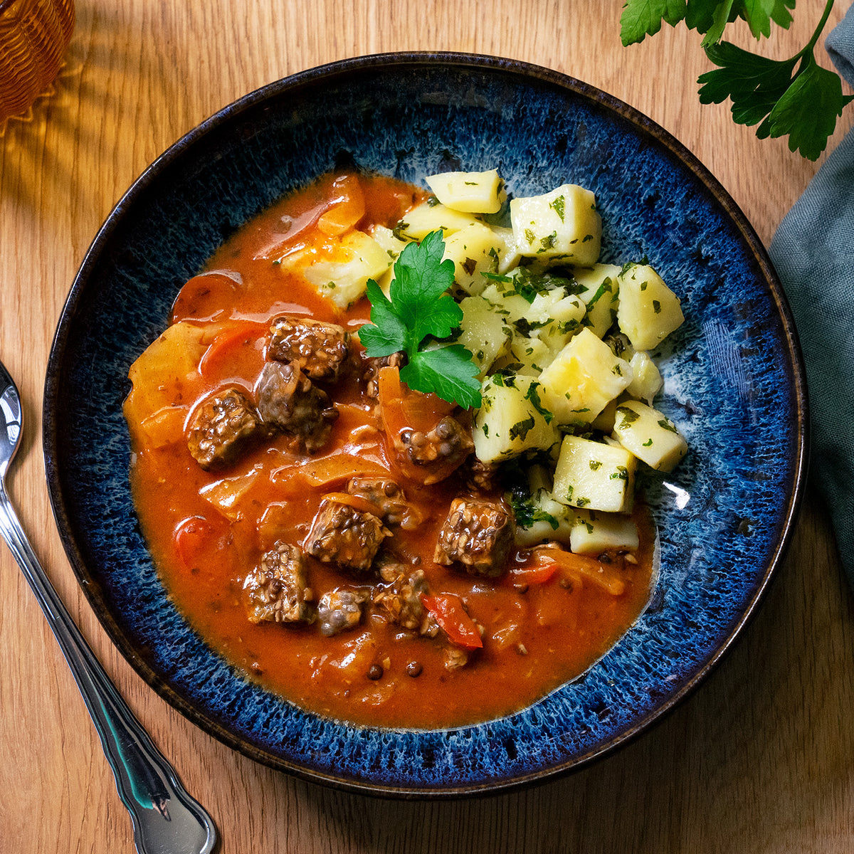 Goulash hongrois au tempeh et aux pommes de terre